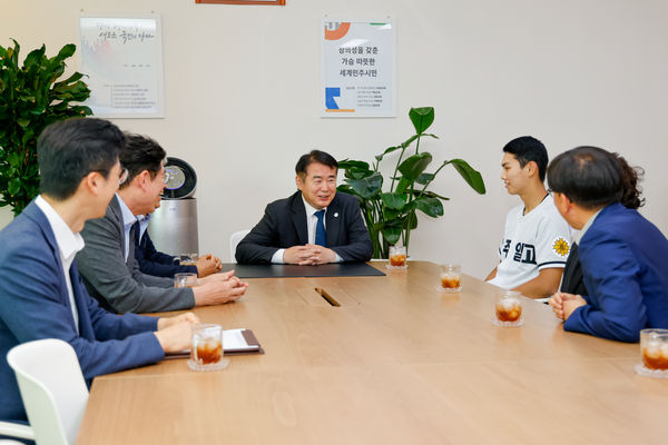 이정선 광주시교육감, 텍사스 레인저스 입단 김성준 선수 격려